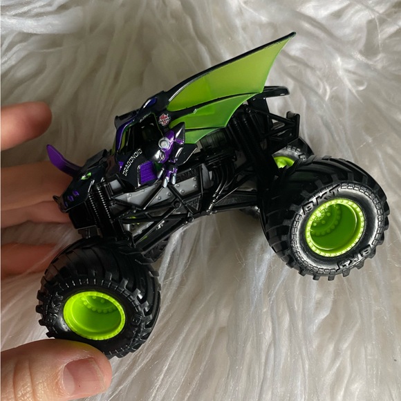 Monster Jam Dragonoid Monster Truck 1:64 - Picture 1 of 5